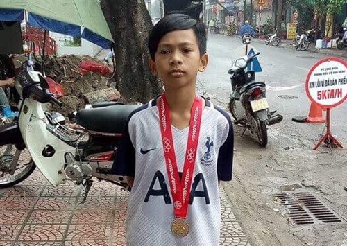 Cậu bé  Vàng  của Thể dục Thể thao Tiểu học Ái Mộ B